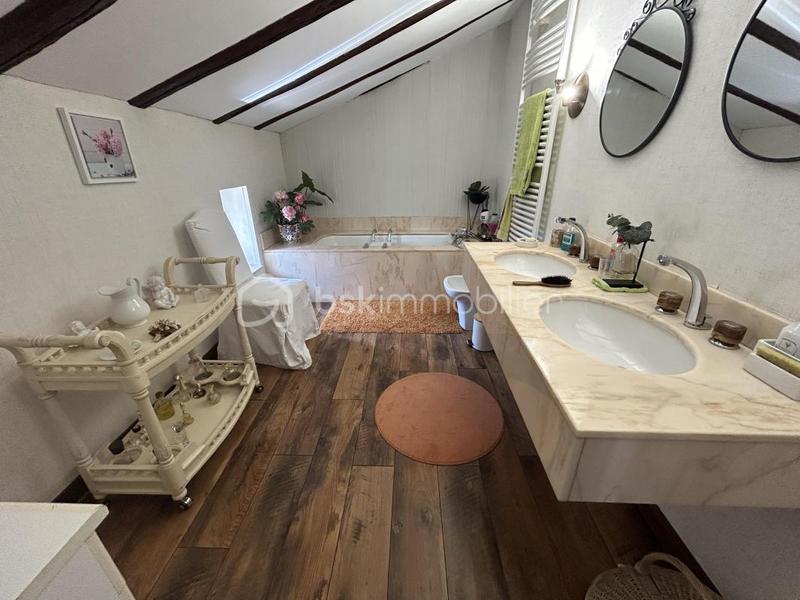 Propriété - 297 m² - 8 pièces