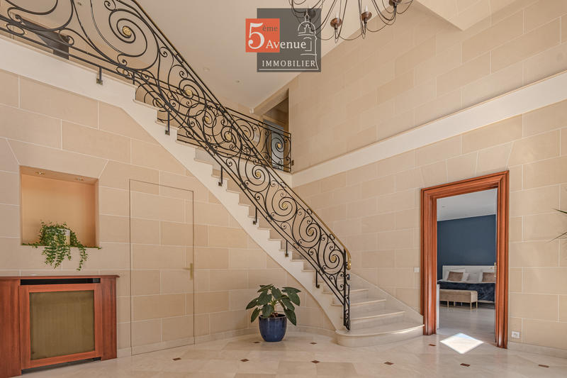 Maison - 400 m² - 12 pièces