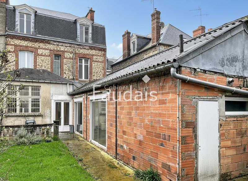 Maison - 243 m² - 8 pièces