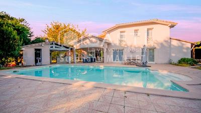 Villa - 270 m² - 9 pièces