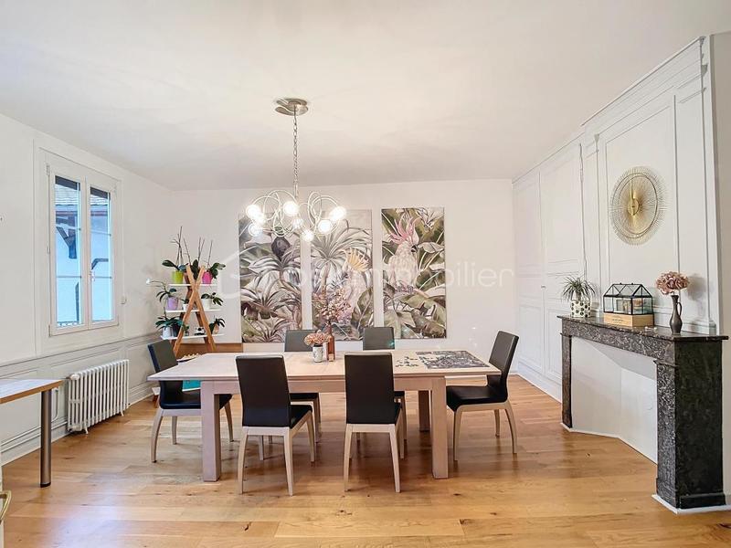 Appartement - 242 m² - 7 pièces