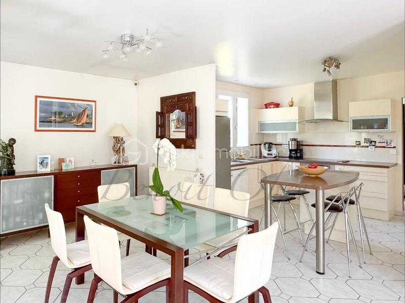 Maison - 227 m² - 9 pièces