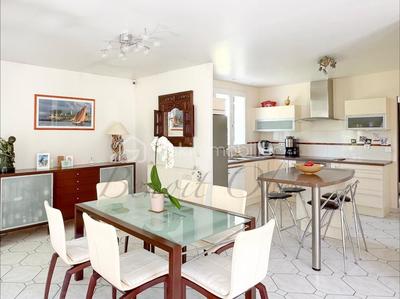 Maison - 227 m² - 9 pièces