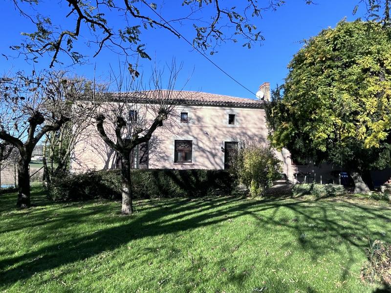 Maison traditionnelle - 290 m² - 7 pièces