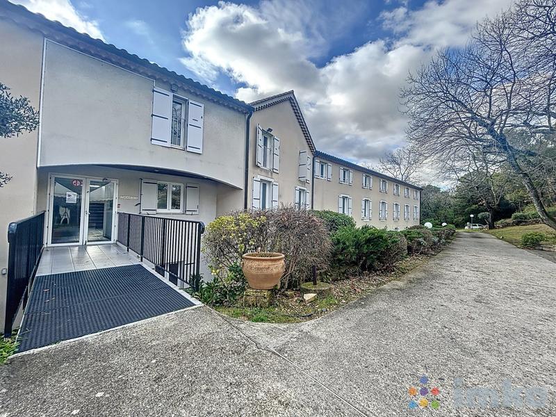 Maison - 3 200 m² - 50 pièces