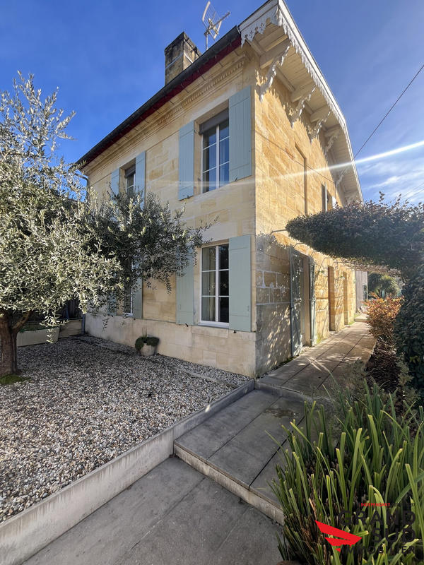 Maison - 237 m² - 8 pièces