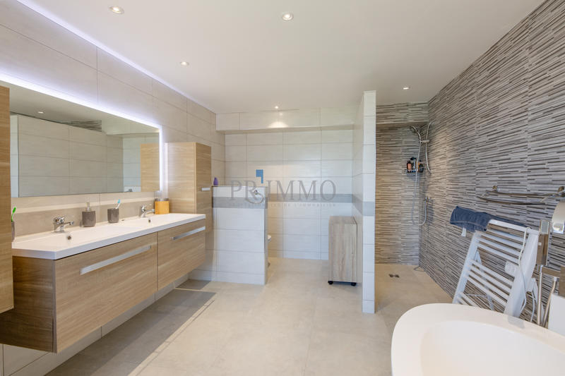 Maison - 261 m² - 7 pièces