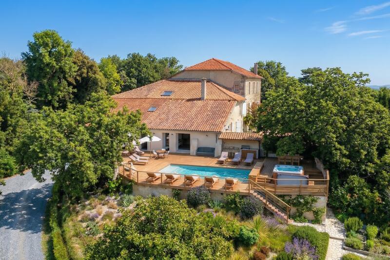 Propriété - 770 m² - 19 pièces