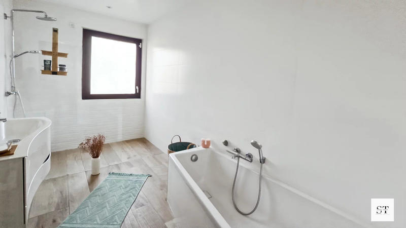 Maison - 216 m² - 8 pièces