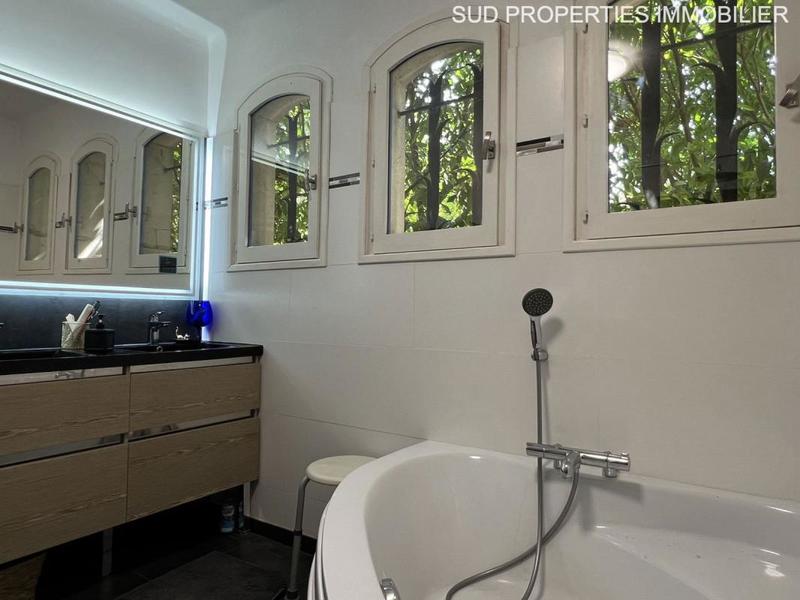 Propriété - 315 m² - 9 pièces