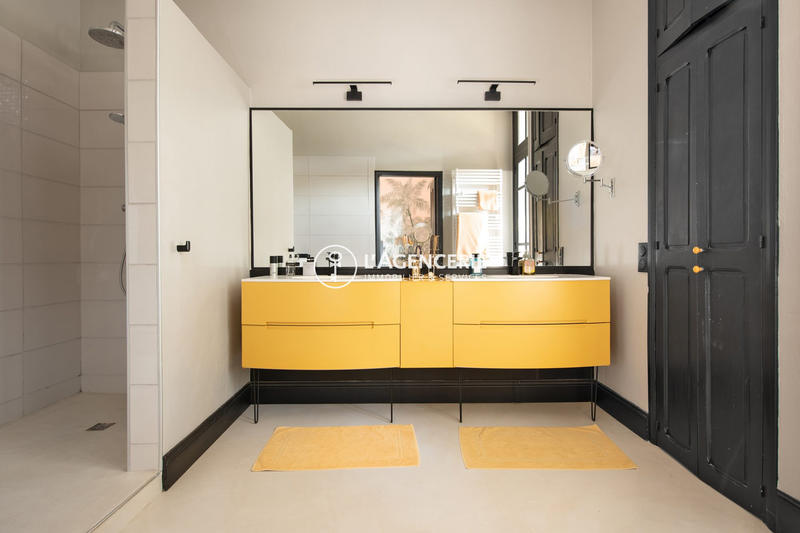 Maison - 242 m² - 6 pièces