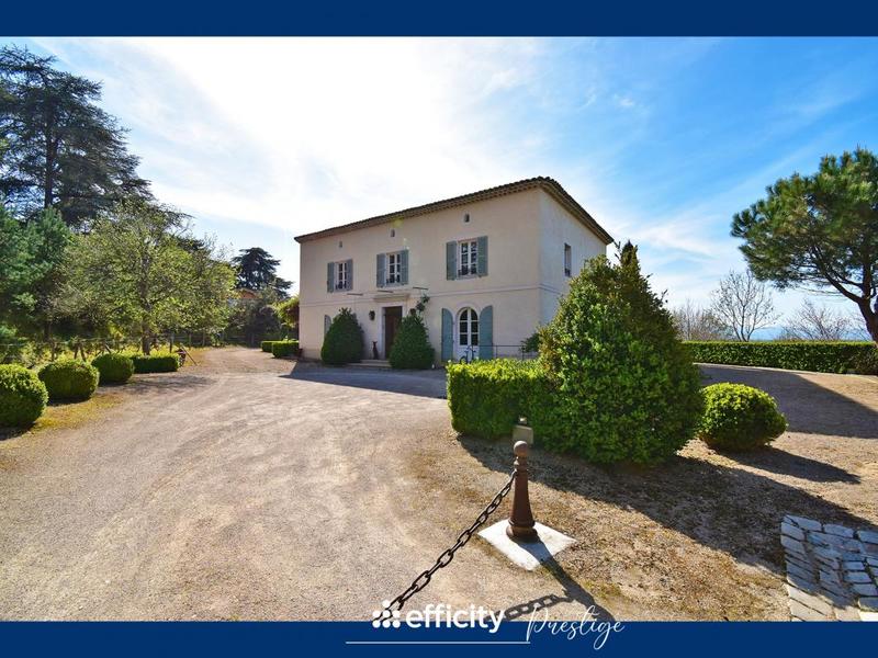 Propriété - 986 m² - 15 pièces