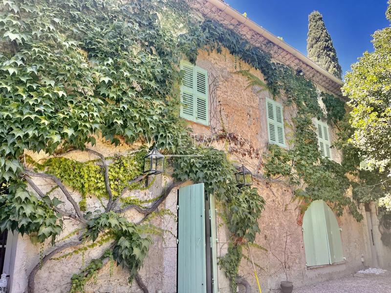 Maison - 300 m² - 10 pièces