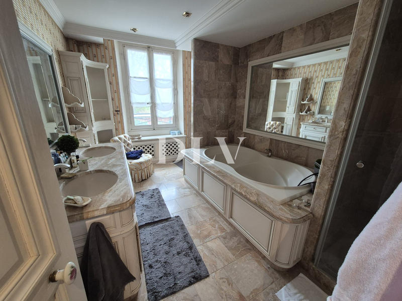 Maison - 305 m² - 11 pièces