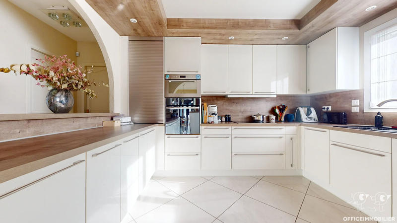 Maison - 220 m² - 6 pièces