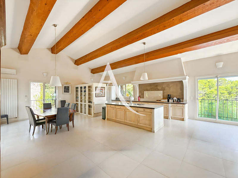 Maison - 295 m² - 10 pièces