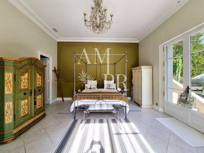 Maison - 370 m² - 8 pièces