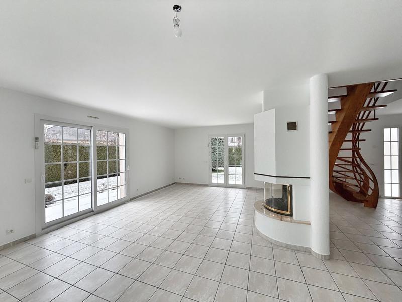 Maison - 239 m² - 8 pièces