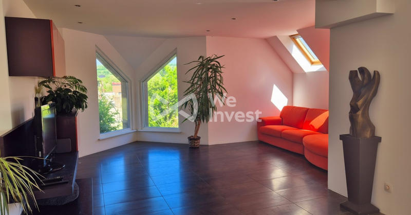 Maison - 222 m² - 8 pièces