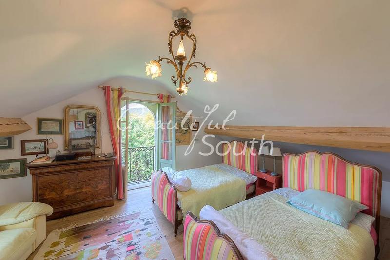 Propriété - 330 m² - 15 pièces