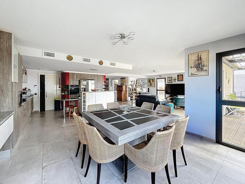 Maison - 256 m² - 8 pièces