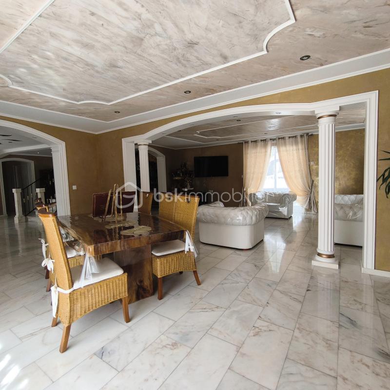 Maison - 213 m² - 7 pièces