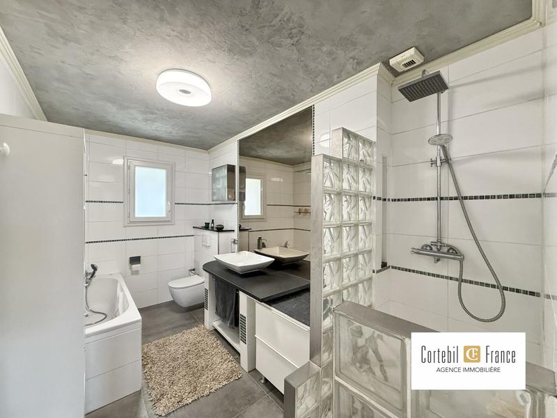 Villa - 277 m² - 9 pièces