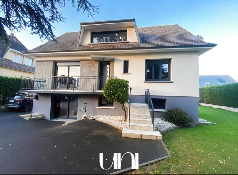 Maison - 208 m² - 9 pièces