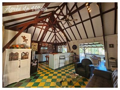 Maison - 241 m² - 12 pièces