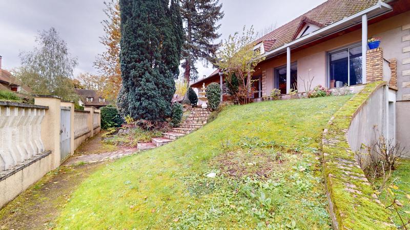 Maison - 330 m² - 8 pièces