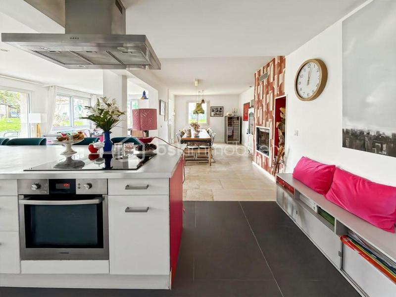 Maison traditionnelle - 220 m² - 8 pièces