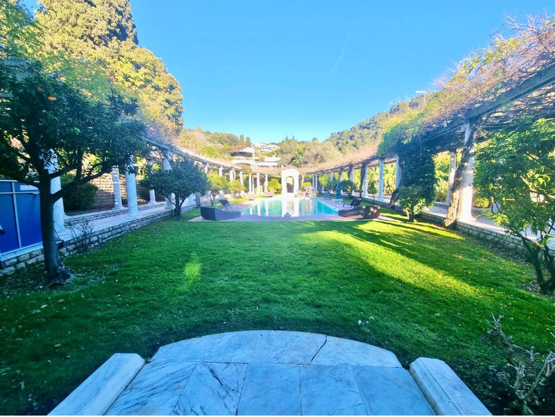 Maison - 1 000 m² - 9 pièces