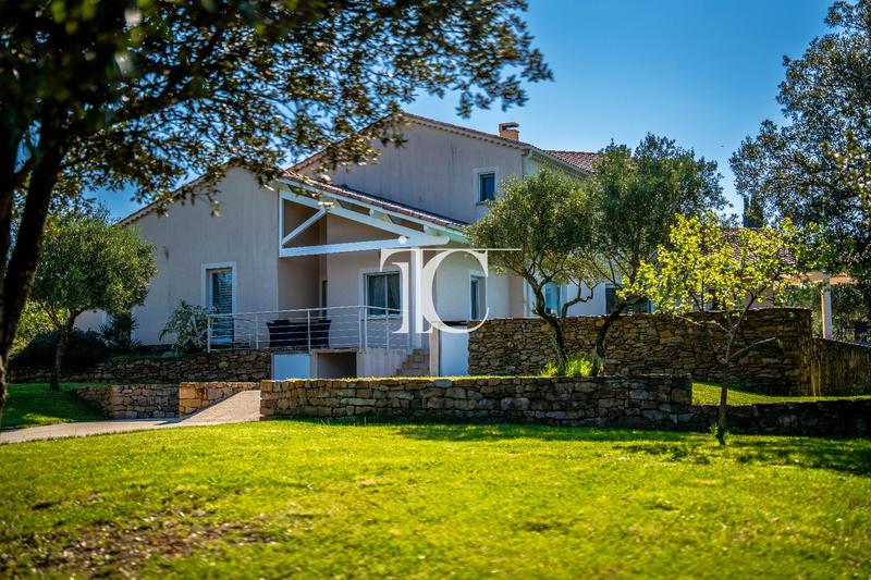 Maison - 260 m² - 6 pièces