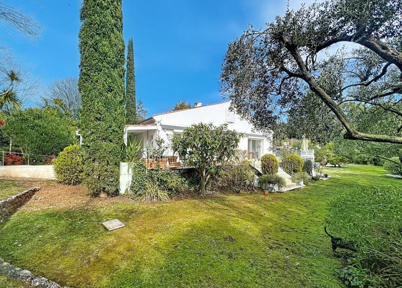 Maison - 224 m² - 8 pièces