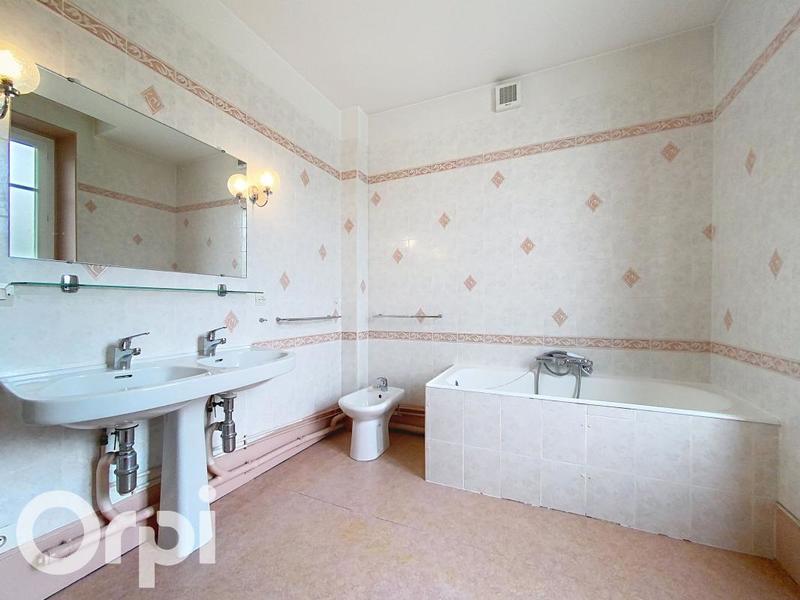 Maison - 176 m² - 9 pièces