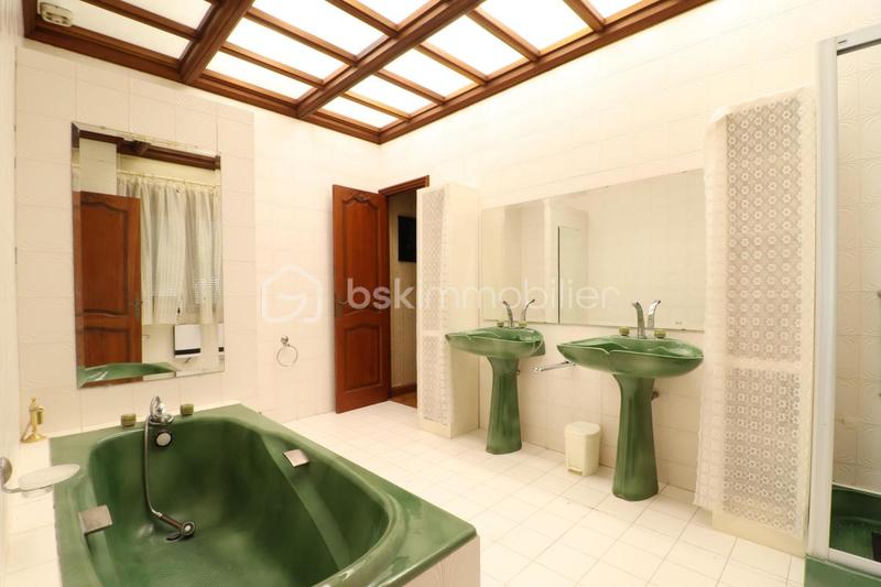 Propriété - 230 m² - 7 pièces