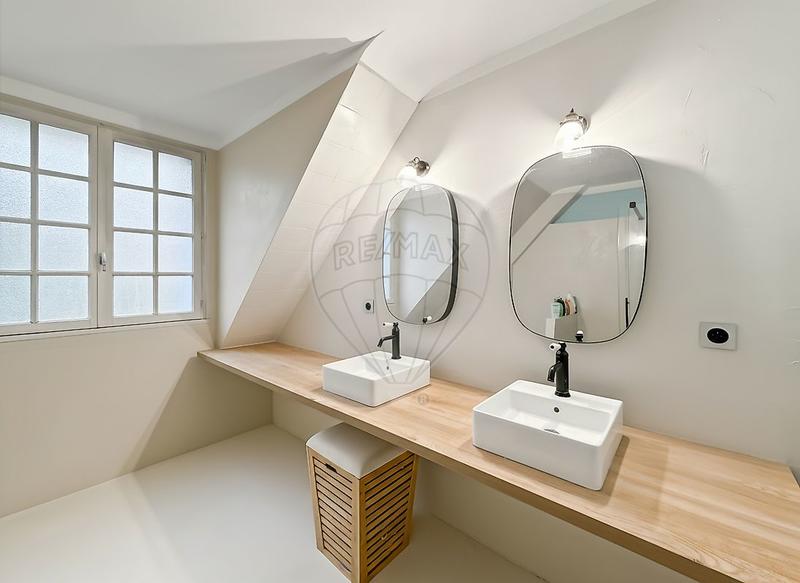 Maison - 214 m² - 8 pièces