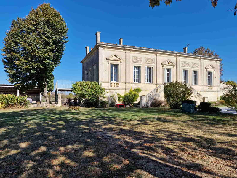 Propriété - 353 m² - 11 pièces