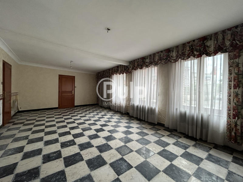 Maison - 180 m² - 7 pièces