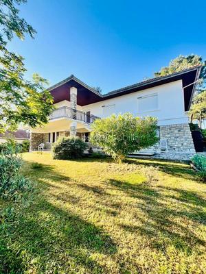 Maison - 204 m² - 8 pièces