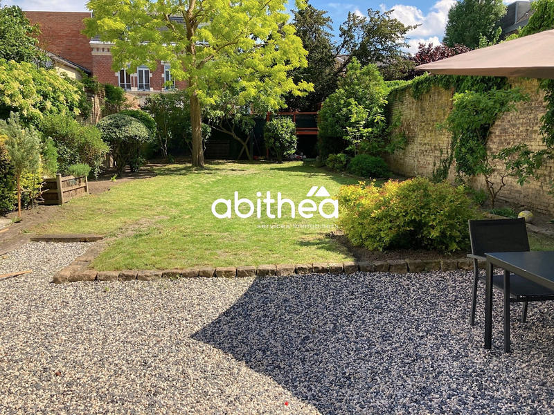 Maison - 202 m² - 9 pièces