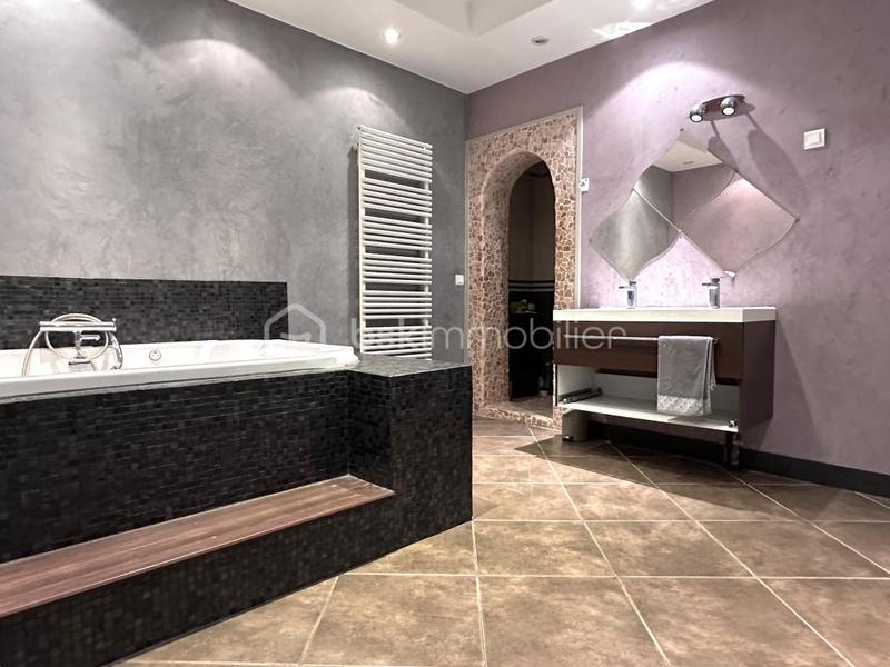 Maison - 227 m² - 7 pièces