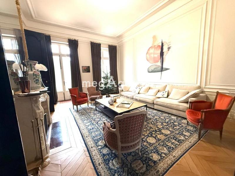 Maison - 320 m² - 10 pièces