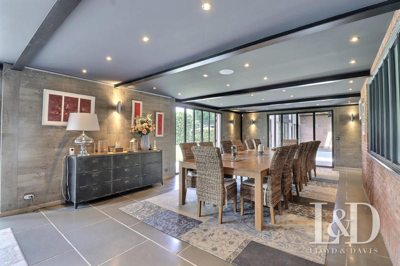 Maison - 750 m² - 14 pièces