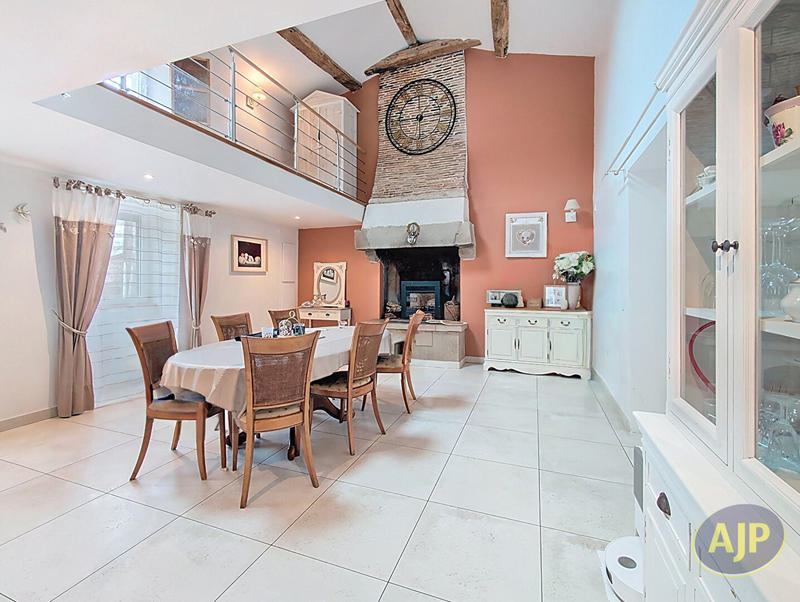 Maison - 231 m² - 12 pièces