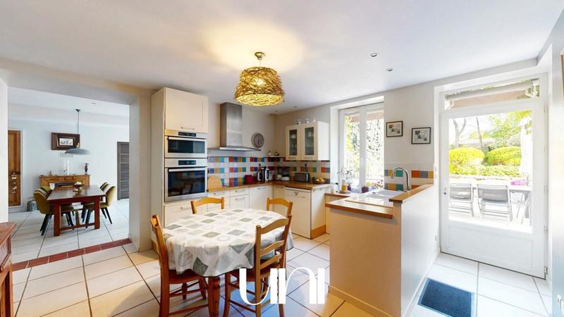 Maison - 305 m² - 11 pièces