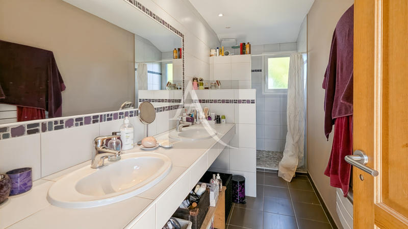 Maison - 330 m² - 11 pièces