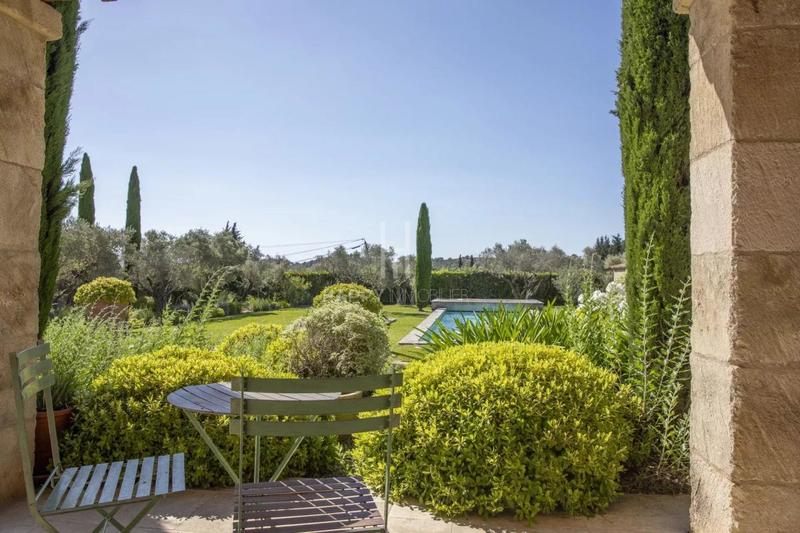 Propriété - 240 m² - 9 pièces