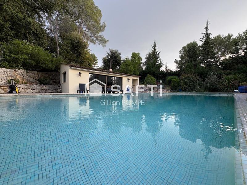 Maison - 659 m² - 8 pièces