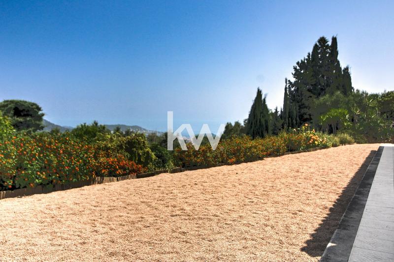 Maison - 225 m² - 8 pièces